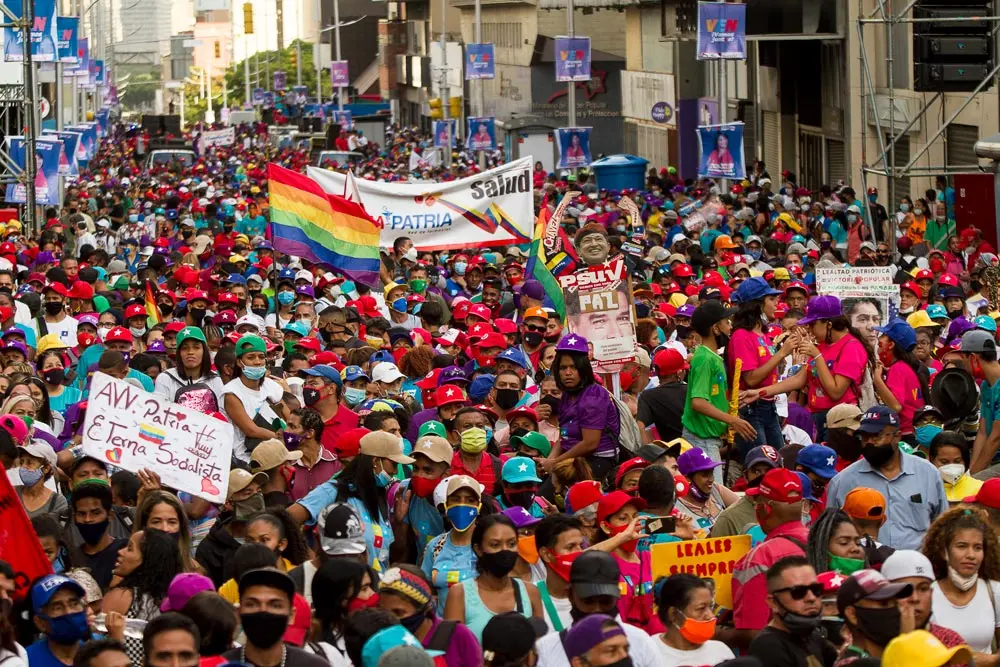 03 December 2020, Venezuela, Caracas: Supporters of Venezuelan President Nicolas Maduro take part in a rally ahead of the controversial general election scheduled to take place on 06 December 2020 in the politically deeply divided South American country. Photo: Pedro Rances Mattey/dpa.