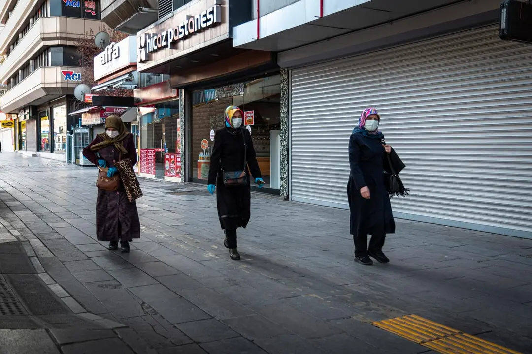05 December 2020, Turkey, Ankara: Women wearing face masks as a precaution against the spread of coronavirus, walking past closed shops during the curfew imposed by the authorities to curb the spreading of coronavirus. Photo: Tunahan Turhan/SOPA Images via ZUMA Wire/dpa.
