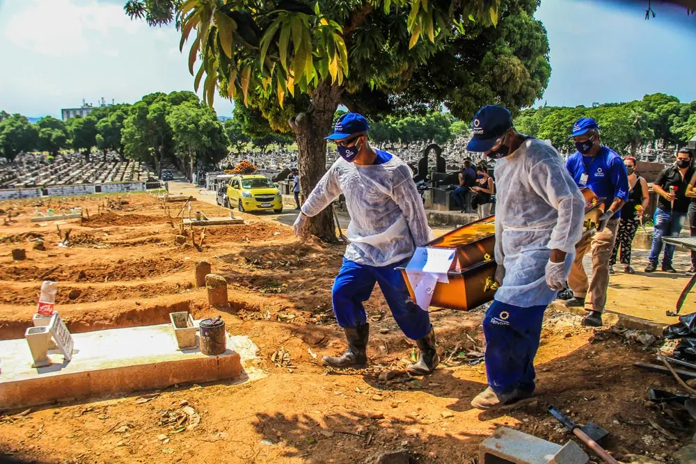 16 December 2020, Brazil, Rio de Janeiro: Relatives and medics in protective suits carry the body of a man who died from the coronavirus (COVID-19) at Sao Francisco Xavier cemetery. Photo: Ellan Lustosa/ZUMA Wire/dpa.