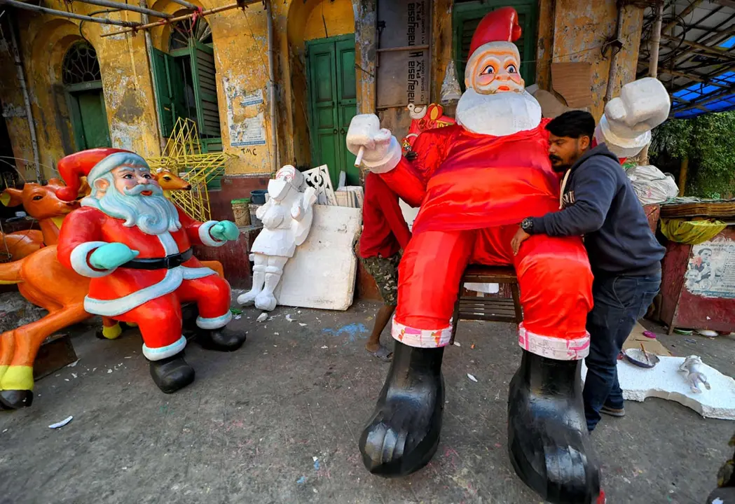 22 December 2020, India, Kolkata: An artist gives the final touch to an effigy of Santa Claus before Christmas celebrations. Photo: Avishek Das/SOPA Images via ZUMA Wire/dpa.