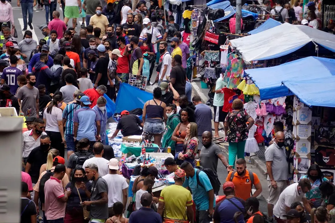 24 December 2020, Brazil, Sao Paulo: People walk in a popular street market before Christmas, amid the coronavirus disease (COVID-19) outbreak. Photo: Cris Faga/ZUMA Wire/dpa