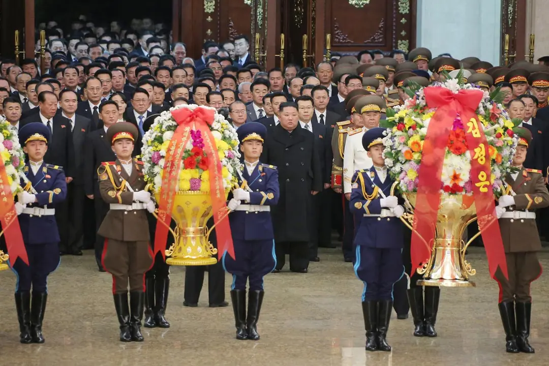 HANDOUT - 01 January 2021, North Korea, Pyongyang: A picture provided by the North Korean state news agency (KCNA) on 01 January 2021, shows North Korea's leader Kim Jong-un (C) visiting the Kumsusan Palace of the Sun, the mausoleum for the country's former chief's Kim Il-sung and Kim Jong-il, who are respectively the grandfather and the father of the current leader. Photo: -/KCNA/dpa - ATTENTION: editorial use only and only if the credit mentioned above is referenced in full