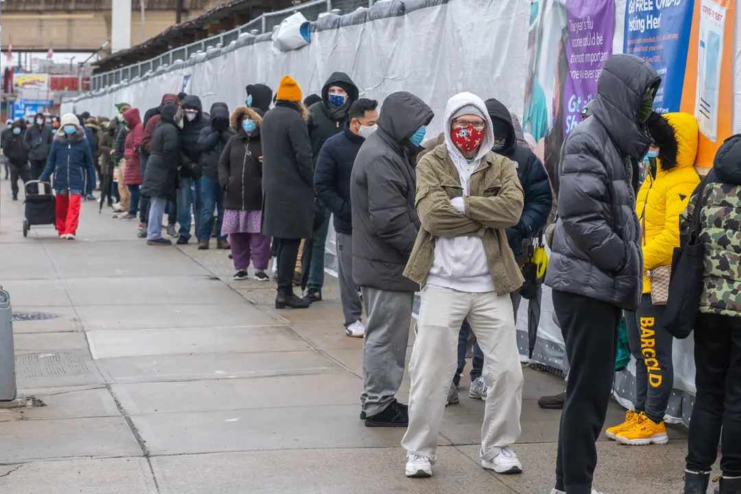 03 January 2021, US, New York: Residents wait in a line outside a coronavirus (COVID-19) testing site through NYC Health + Hospitals located at Northern Boulevard in Queens. Photo: Ron Adar/SOPA Images via ZUMA Wire/dpa