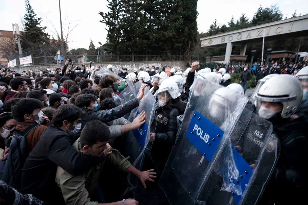 04 January 2021, Turkey, Istanbul: Turkish riot police clash with students of Bogazici University as the protest against the newly appointed rector who known for closeness to the Turkish government and the ruling party. Photo: Jason Dean/ZUMA Wire/dpa