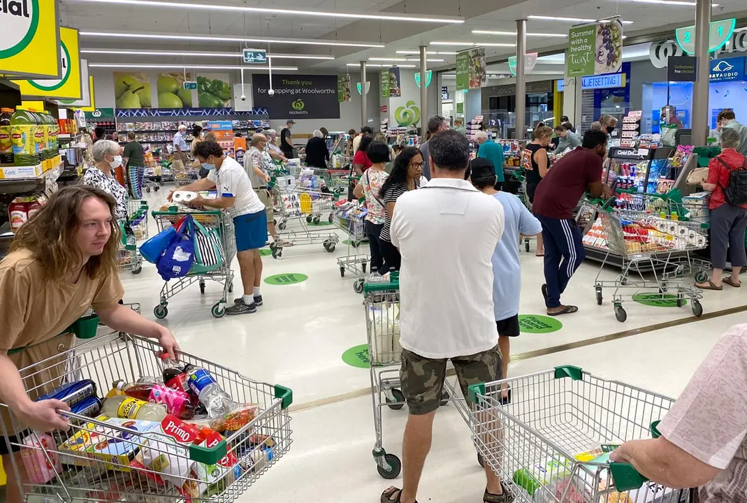 08 January 2021, Australia, Brisbane: People shop inside the Camp Hill Woolworths supermarket. Queensland Premier Annastacia Palaszczuk has announced that greater Brisbane will go into a three-day lockdown after a cleaner at a Brisbane quarantine hotel was diagnosed with the UK variant of coronavirus (Covid-19) on Wednesday. Photo: Darren England/AAP/dpa.