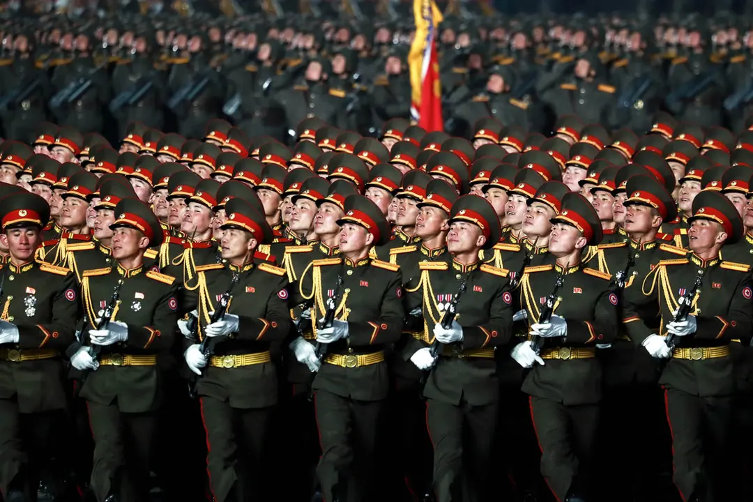 HANDOUT - 14 January 2021, North Korea, Pyongyang: A picture provided by the North Korean state news agency (KCNA) on 15 January 2021, shows North Korean soldiers taking part in a military parade at Kim Il-sung Square, to celebrate the recently-concluded eighth congress of the North Korea's ruling Workers' Party. Photo: -/KCNA/dpa - ACHTUNG: Nur zur redaktionellen Verwendung im Zusammenhang mit der aktuellen Berichterstattung und nur mit vollst&auml;ndiger Nennung des vorstehenden Credits