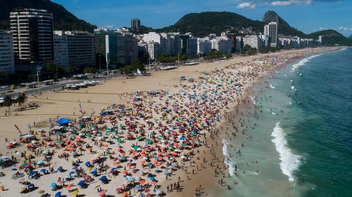 17 January 2021, Brazil, Rio de Janeiro: Beachgoers crowd on Copacabana Beach. Brazil, with its 210 million inhabitants, is one of the countries hardest hit by the coronavirus pandemic. Photo: Fernando Souza/dpa