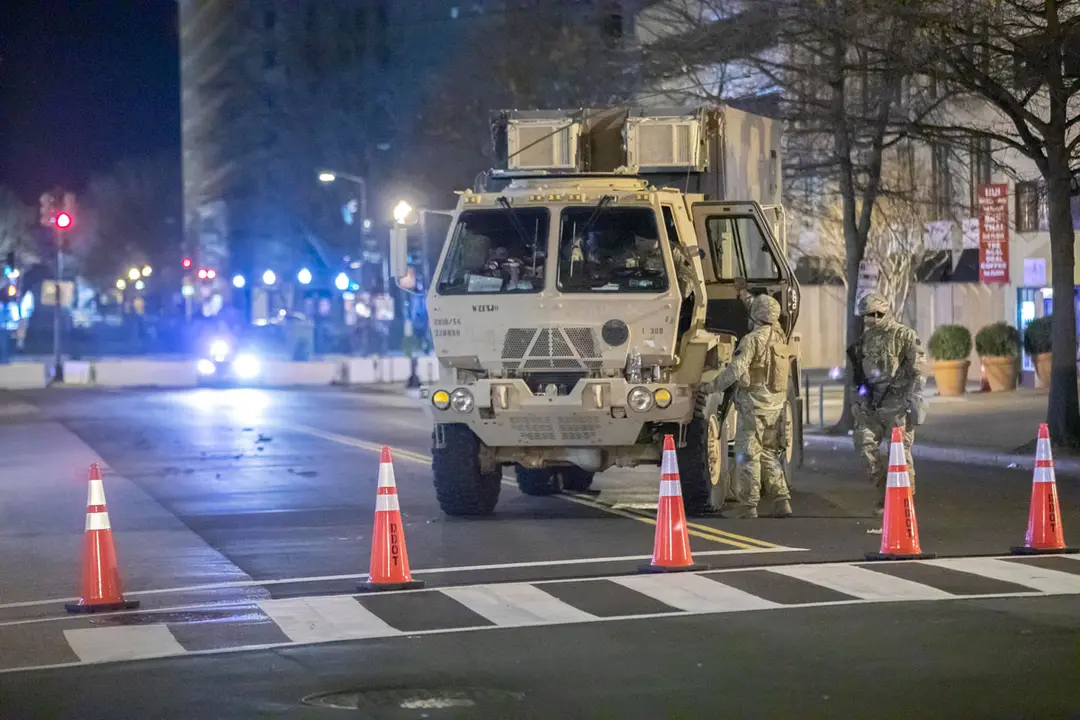 19 January 2021, US, Washington: Military members stand guard in a closed road in the early morning ahead of the upcoming inauguration of President-elect Joe Biden on 20 January 2021 amid threats of violent events taking place. Photo: Chris Juhn/ZUMA Wire/dpa