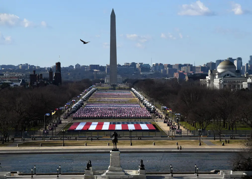 19 January 2021, US, Washington: A general view of the National Mall as it filled with decorative flags during preparations for the inauguration ceremonies for President-elect Joe Biden, amid threats of violent events taking place. Photo: Carol Guzy/ZUMA Wire/dpa