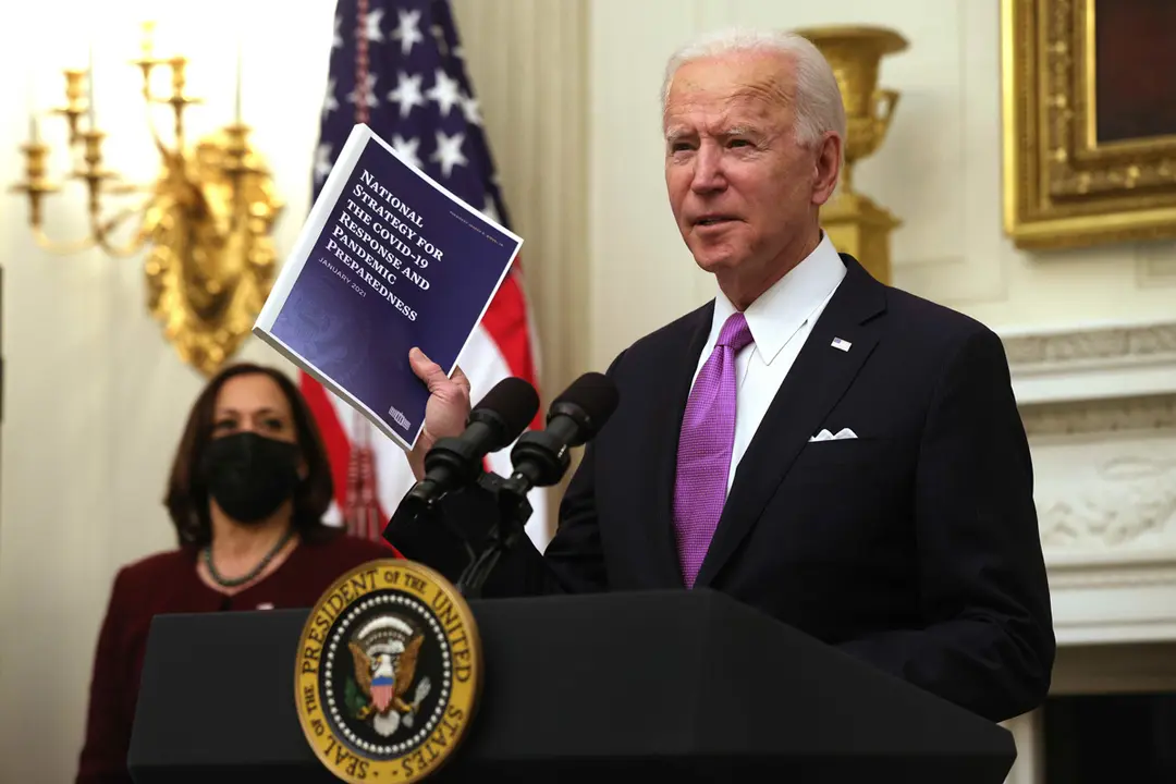 21 January 2021, US, Washington: US President Joe Biden speaks (R) as Vice President Kamala Harris looks on during his administration's Coronavirus response event in the State Dining Room of the White House. Photo: Alex Wong/Orange County Register via ZUMA/dpa