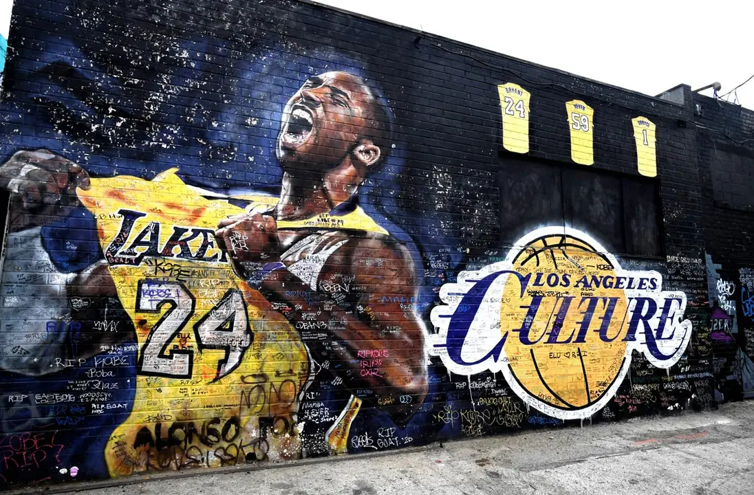 22 January 2021, US, Los Angeles: A mural of the basketball player Kobe Bryant on the side of a building along Cameron Lane and Lebanon St., in the first anniversary of the death of Kobe Bryant, his daughter Gianna and 7 others in a helicopter crash a year ago in Los Angeles. Photo: Keith Birmingham/Orange County Register via ZUMA/dpa