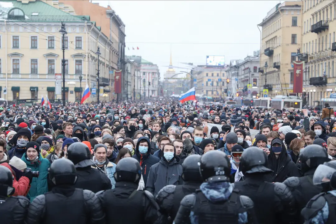 23 January 2021, Russia, Saint Petersburg: Anti-riot police officers confront protesters during a demonstration against the detention of the Russian opposition leader Alexei Navalny who was arrested on his return to Russia from Germany. Photo: Sergei Mikhailichenko/SOPA Images via ZUMA Wire/dpa