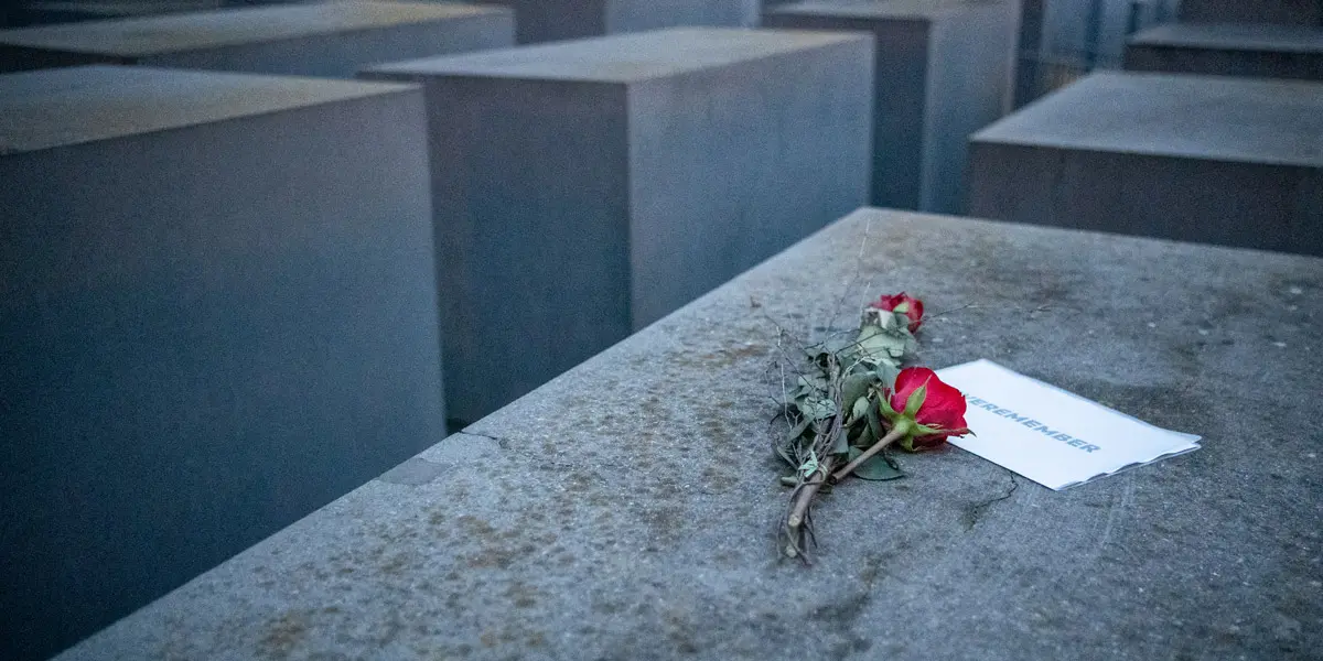 26 January 2021, Berlin: Roses lie next to a note, with the inscription "#weremember", at the Memorial to the Murdered Jews of Europe one day ahead of the International Day of Commemoration in memory of the victims of the Holocaust. Photo: Dorothee Barth/dpa