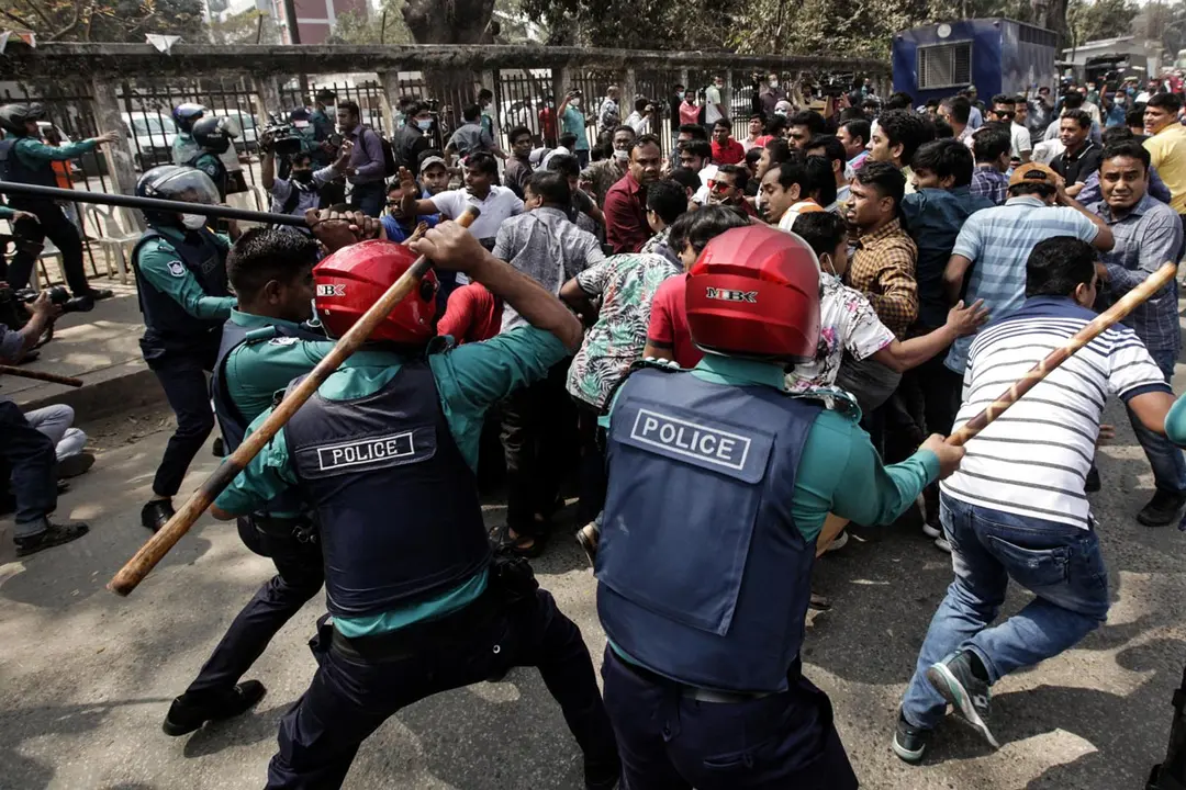 28 February 2021, Bangladesh, Dhaka: Police officers clash with activists of the J.C.D, the student wing of the Bangladesh Nationalist Party, during a protest over the death of prominent writer Mushtaq Ahmed in jail. Photo: Habibur Rachman/ZUMA Wire/dpa