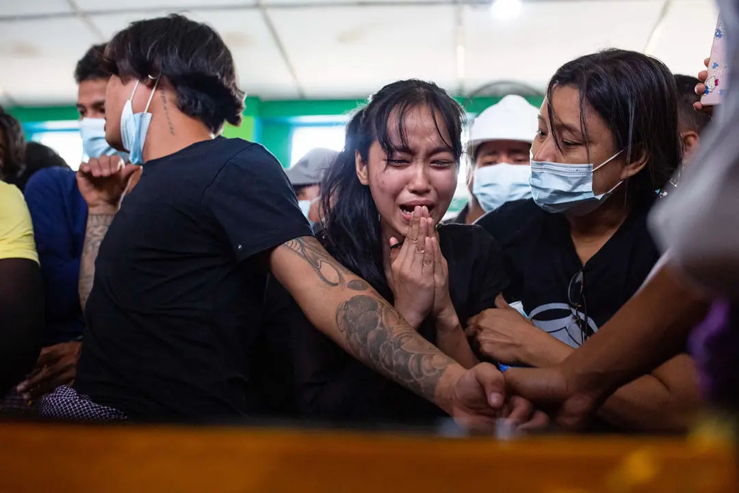 13 March 2021, Myanmar, Yangon: A relative reacts at the funeral of Chit Min Thu, a pro-democracy protester who was killed earlier during clashes with security forces amid protests against the military coup and the detention of civilian leaders. Photo: Aung Kyaw Htet/SOPA Images via ZUMA Wire/dpa