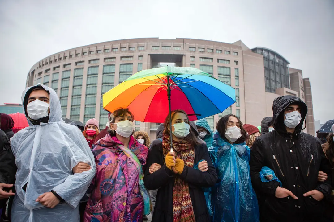 17 March 2021, Turkey, Istanbul: A student holds a rainbow-coloured umbrella during a demonstration outside Istanbul's courthouse in solidarity with seven university students who went on trial on charges of "incitement to hatred and hostility" for the display of a poster depicting Mecca with LGBTI+ flags. Photo: Osman Sadi Temizel/SOPA Images via ZUMA Wire/dpa