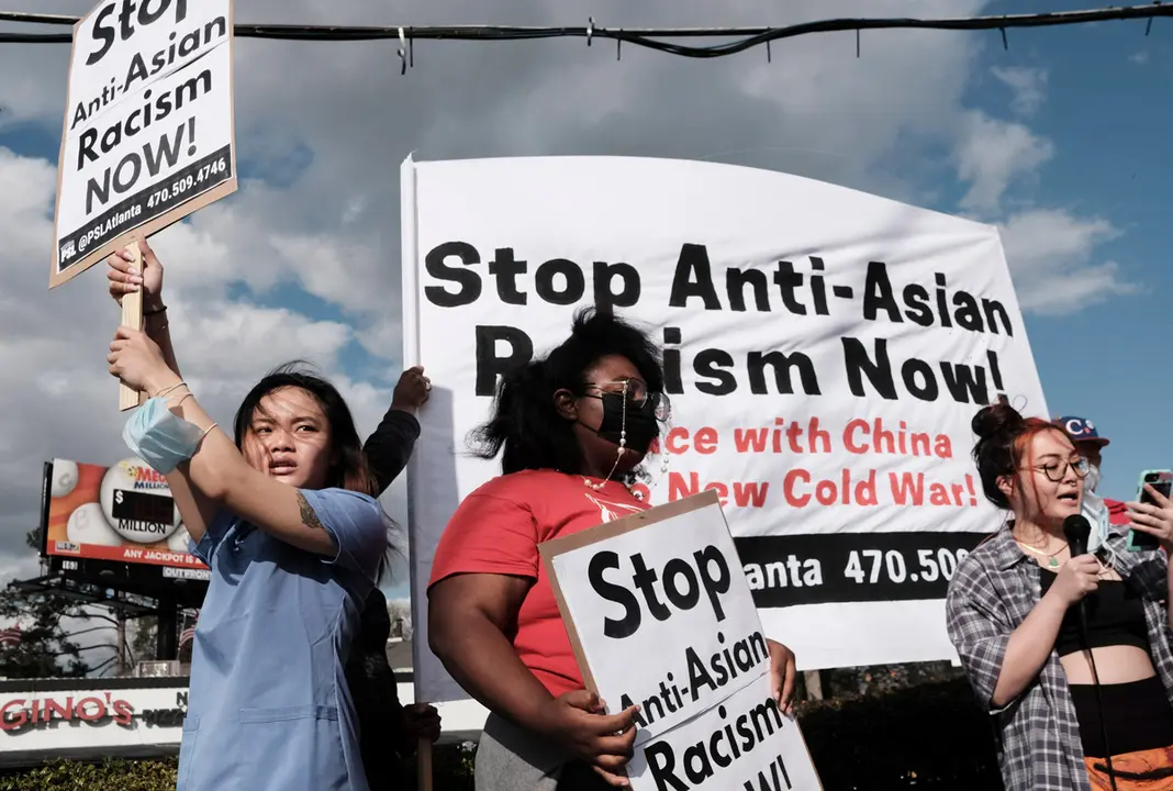 18 March 2021, US, Atlanta: People take part in a "Stop Anti-Asian Racism" protest and march toward Gold Spa in Atlanta, one of two spas in the area where 4 people were murdered by a gunman on 16 March 2021. Eight people, most of them of Asian descent, were killed and one injured in shootings at three massage parlours on Tuesday in the north of the city of Atlanta in the US state of Georgia. Photo: John Arthur Brown/ZUMA Wire/dpa