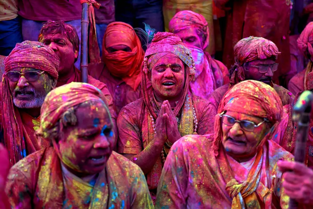 24 March 2021, India, Mathura: Hindu devotees throw Gulal colourful powder at each other at the Radharani Temple of Nandgaon as part of a traditional ritual that locals observe during the Lathmar Holi festival. Photo: Avishek Das/SOPA Images via ZUMA Wire/dpa.