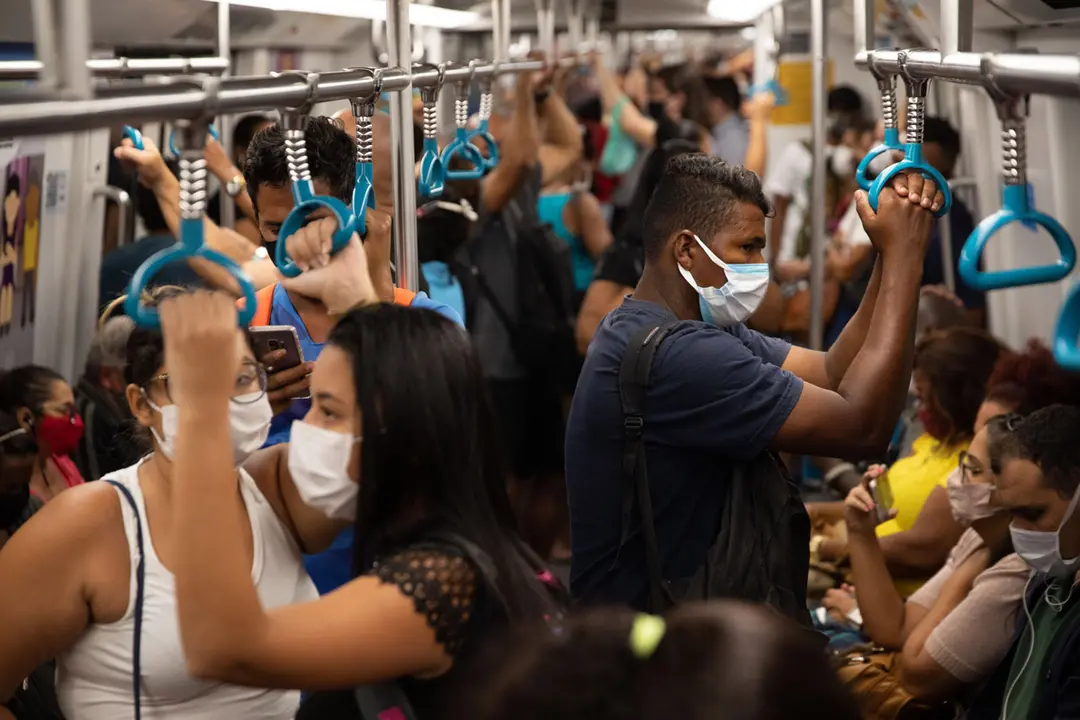 01 April 2021, Brazil, Rio de Janeiro: Passengers stand close together in a subway train. Rio De Janeiro is currently under tightened measures against the spread of the coronavirus (Covid-19). A total of 321,515 people have died in Brazil in connection with Covid-19, and more than 12.7 million people have been confirmed to be infected with the coronavirus. Photo: Fernando Souza/