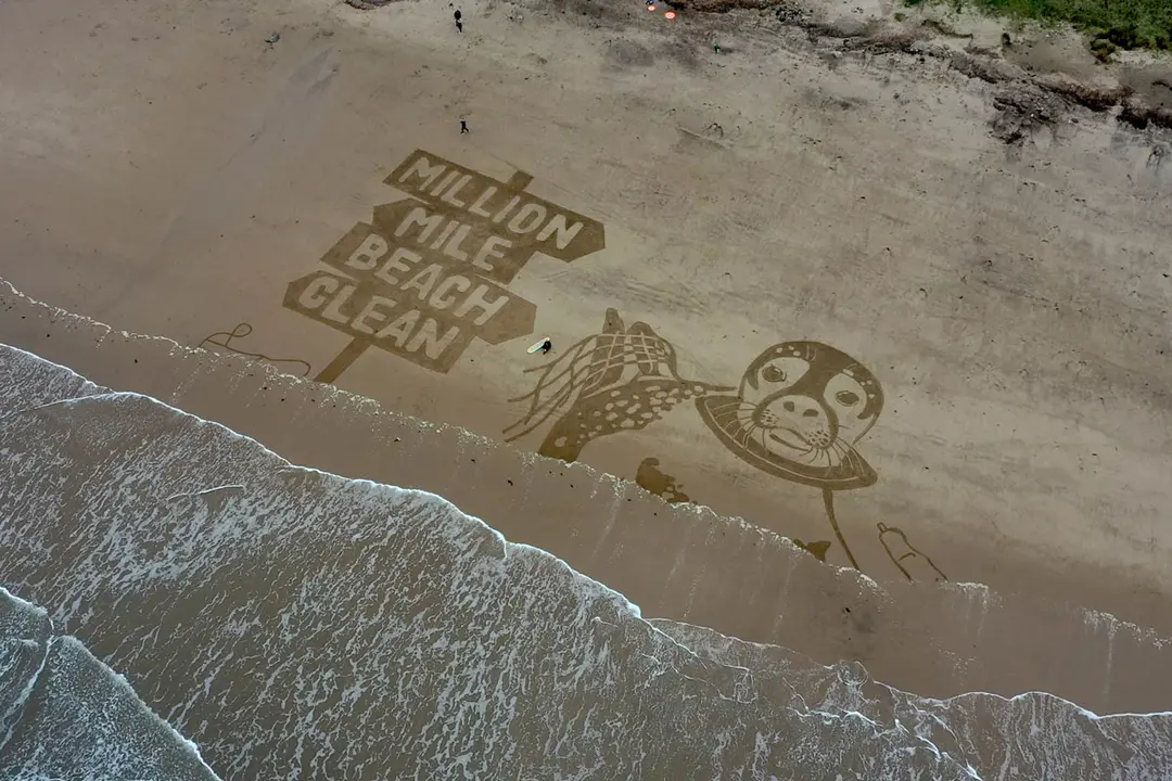 08 April 2021, United Kingdom, Yorkshire: An aerial view of a huge sand drawing of a sea lion besieged by plastic at Cayton Bay in North Yorkshire as part of a nationwide beach clean-up campaign. Photo: Richard Mccarthy/PA Wire/dpa