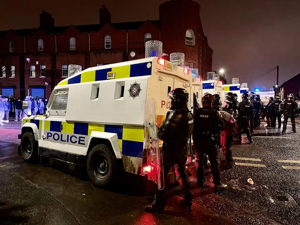 07 April 2021, United Kingdom, Belfast: Anti-riot police gather as clashes between youths continued. Northern Ireland has had several consecutive nights of street violence and disorder in a number of mainly loyalist areas following a controversial decision last week not to prosecute 24 Sinn Fein politicians for attending the large-scale funeral of former IRA man Bobby Storey during strict COVID-19 rules limiting public gatherings. Photo: Liam Mcburney/PA Wire/dpa
