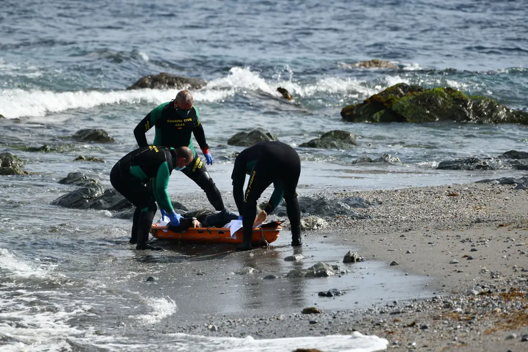 04 April 2021, Spain, Ceuta: Spanish civil guards pick up the body of a man who was found lifeless on a beach in in Ceuta. Photo: Antonio Sempere/EUROPA PRESS/dpa
