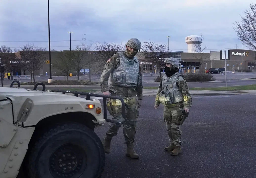 12 April 2021, US, Brooklyn Center: National Guard members stand guard outside a Walmart store that was looted late Sunday night following protests against the death of Daunte Wright, a 20-year-old black man who died after police shot him in a traffic stop in the US city of Brooklyn Center. Photo: David Joles/TNS via ZUMA Wire/dpa
