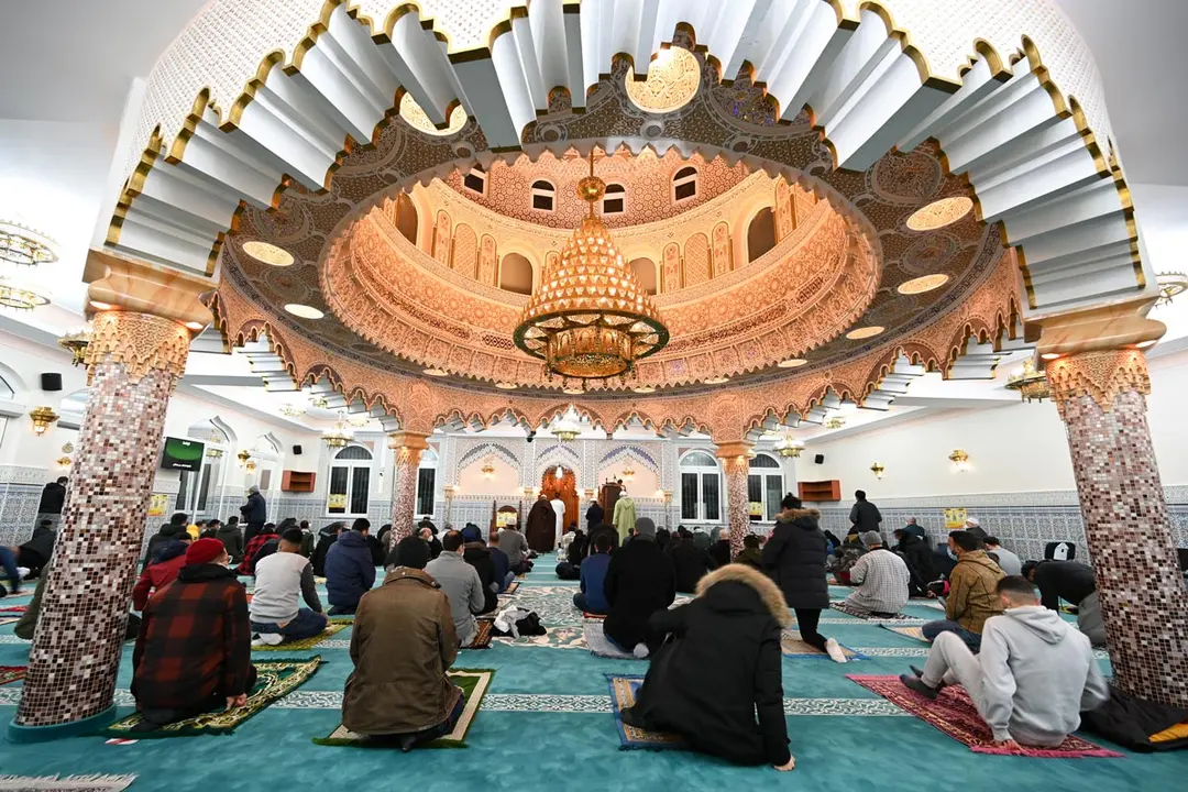 13 April 2021, Hessen, Frankfurt/Main: Men perform the 'Ishaa' and 'Tarawih' evening prayers in the Abu Bakr Mosque of the Islamic Community Frankfurt am Main, during the Muslim's holy fasting month of Ramadan. Photo: Arne Dedert/dpa