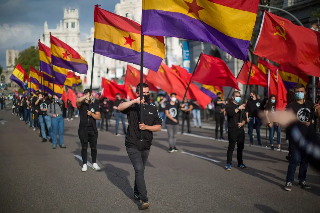 14 April 2021, Spain, Madrid: Young people hold flags of the Second Spanish Republic during a parade to mark the 90th anniversary of the second Spanish republic, which was proclaimed on 14 April 1931 and was interrupted in 1936 by a coup, which led to three years of Civil War. Photo: Luis Soto/SOPA Images via ZUMA Wire/dpa