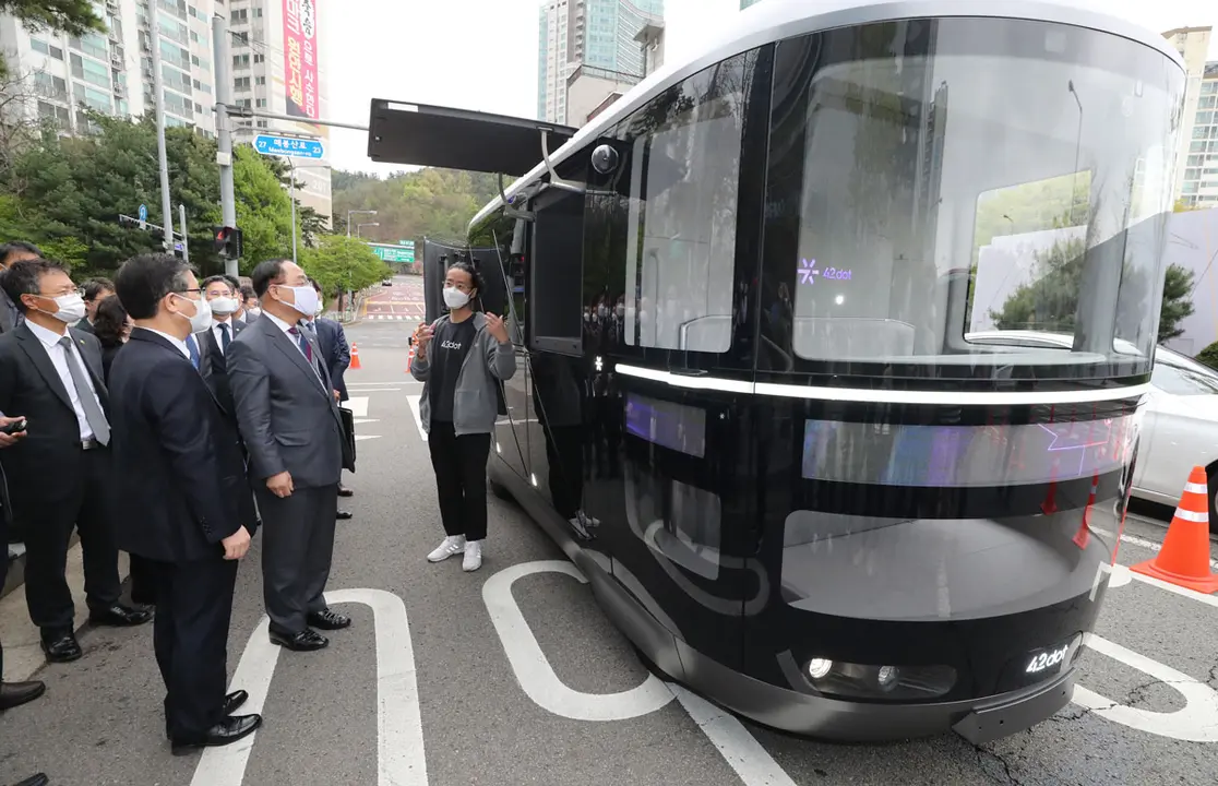 16 April 2021, South Korea, Seoul: South Korean Finance Minister Hong Nam-ki (2nd R) listens to explanations on an autonomous driving vehicle during a visit to a future mobility centre in Seoul. Photo: -/YNA/dpa