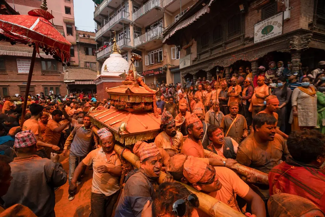 15 April 2021, Nepal, Bhaktapur: Nepalese devotees are covered with vermilion powder while celebrating the 'Sindoor Jatra' vermillion powder festival. Photo: Prabin Ranabhat/SOPA Images via ZUMA Wire/dpa