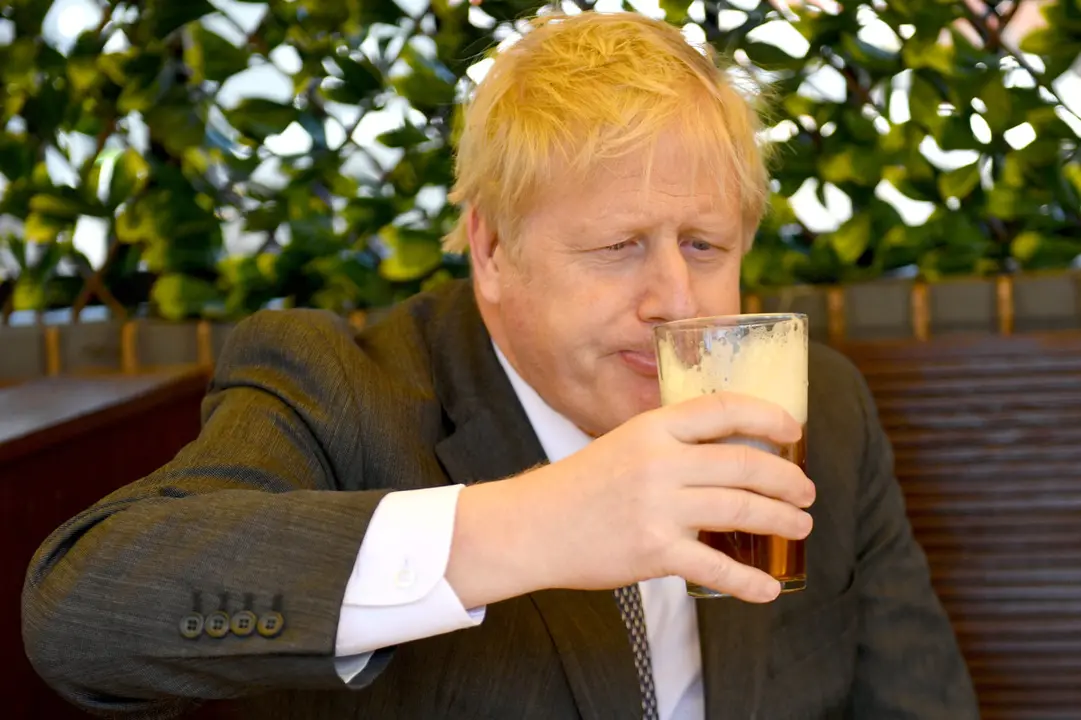 19 April 2021, United Kingdom, Wolverhampton: UK Prime Minister Boris Johnson visits the beer garden during a visit to The Mount pub and restaurant in Wolverhampton, on the local election campaign trail. Photo: Jacob King/PA Wire/dpa