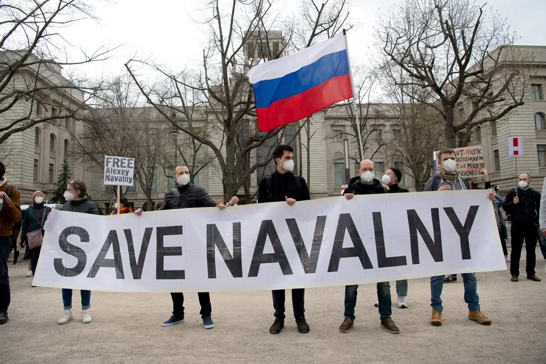 21 April 2021, Berlin: Demonstrators stand in front of the Russian embassy as they demanded the release of the Russian imprisoned regime critic Navalny. Photo: Paul Zinken/dpa-Zentralbild/dpa