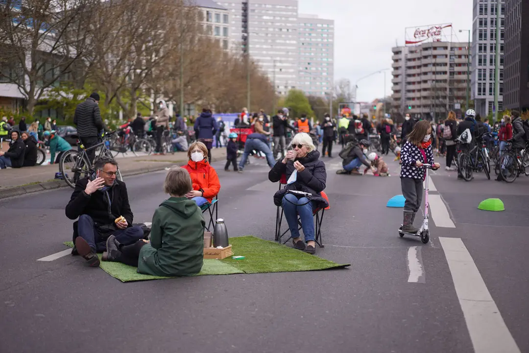 25 April 2021, Berlin: People take part in a demonstration at the start of the collection of signatures for the referendum "Berlin car-free" at Leipziger Strasse, which is closed to car traffic. Photo: J&ouml;rg Carstensen/dpa