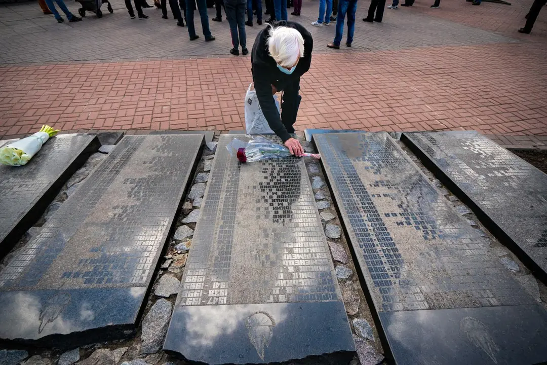 26 April 2021, Ukraine, Kiev: A man lays flowers on the memorial of the dead Chernobyl workers during the commemoration of the 35th anniversary of the Chernobyl disaster. Photo: Celestino Arce Lavin/ZUMA Wire/dpa
