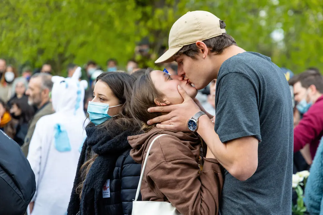 01 May 2021, Belgium, Brussels: Two protesters kiss during clashes that erupted with policemen on the sidelines of the second edition of the "La Boum - L'Abime" festival, whose participants oppose the coronavirus restrictions, at the Bois de La Cambre park. Photo: Arnaud Brian/ZUMA Wire/dpa