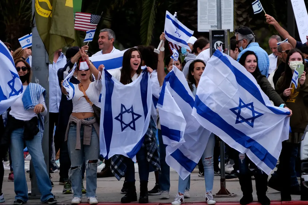 16 May 2021, US, Los Angeles: Protesters wave Israeli flags during a protest in solidarity with Israel amid the escalating flare-up of Israeli-Palestinian violence. Photo: Ringo Chiu/ZUMA Wire/dpa