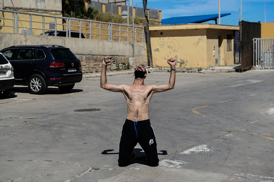 17 May 2021, Spain, Ceuta: A north African migrant cheers after managing to swim into the Spanish enclave of Ceuta from Morocco. Photo: Antonio Sempere/EUROPA PRESS/dpa