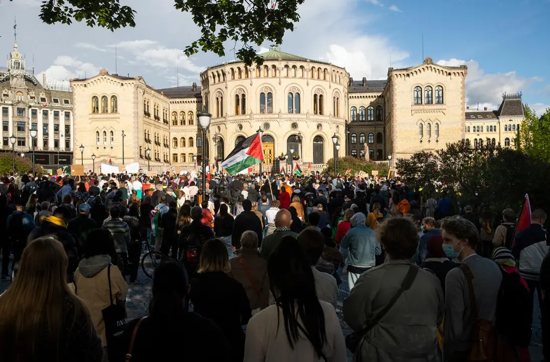 19 May 2021, Norway, Oslo: People take part in a demonstration organized in front the Norwegian Parliament in support of the Palestinian people, amid the escalating flare-up of Israeli-Palestinian violence. Photo: Berit Roald/ntb/dpa