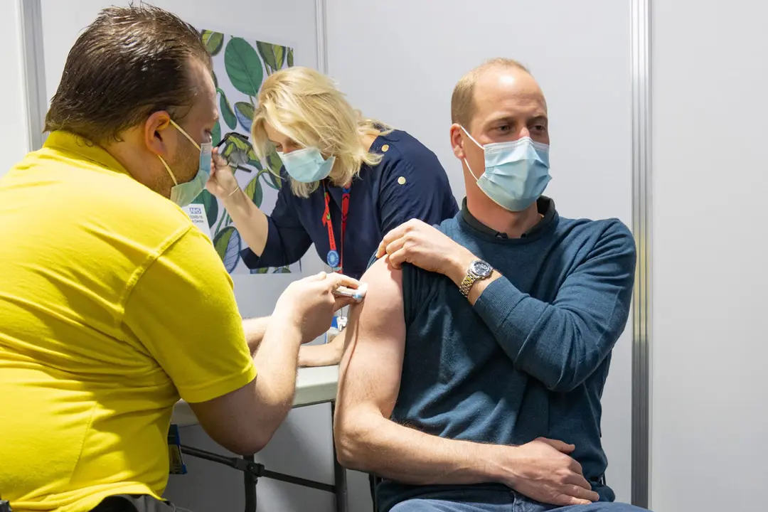 HANDOUT - 20 May 2021, United Kingdom, London: Prince William(R), Duke of Cambridge, receives his first dose of a coronavirus vaccine. Photo: -/Kensington Palace/Twitter via PA Media/dpa - ACHTUNG: Nur zur redaktionellen Verwendung im Zusammenhang mit der aktuellen Berichterstattung und nur mit vollst&auml;ndiger Nennung des vorstehenden Credits