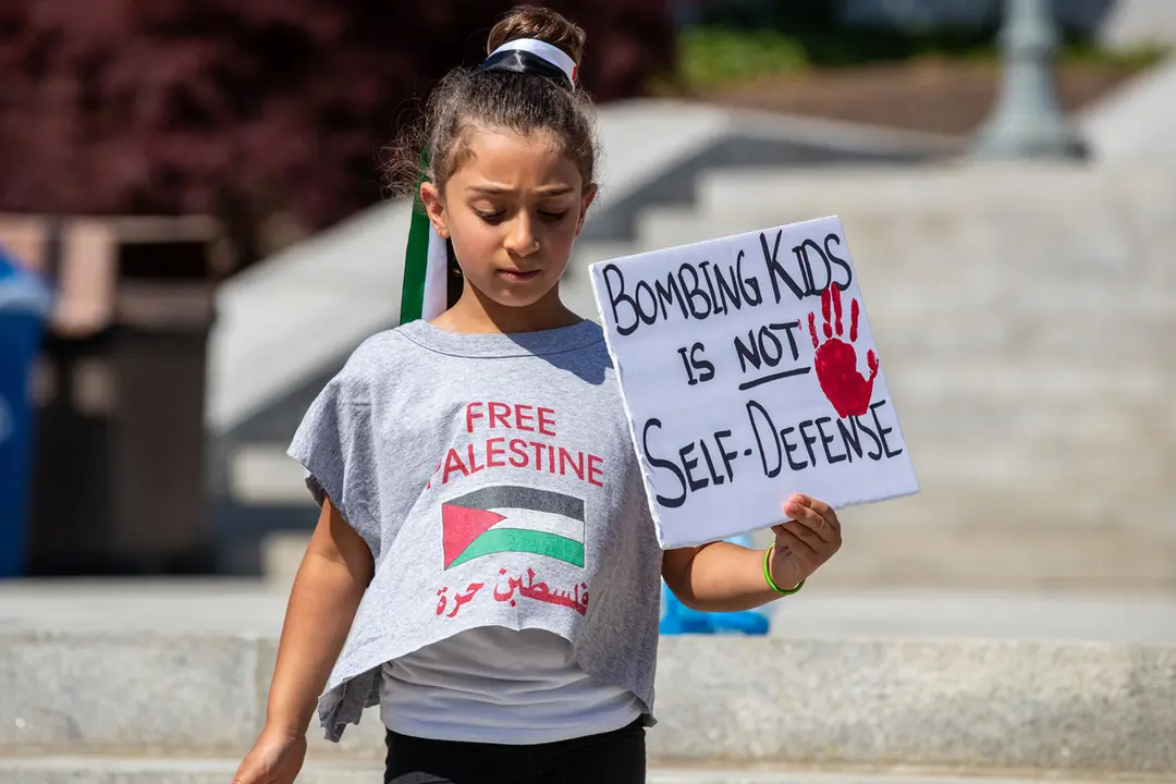 21 May 2021, US, Harrisburg: A child holds a placard during a march in solidarity with Palestinians following the Egypt-brokered ceasefire agreement between the Israeli government and the Palestinian Hamas Islamist movement. Photo: Paul Weaver/SOPA Images via ZUMA Wire/dpa