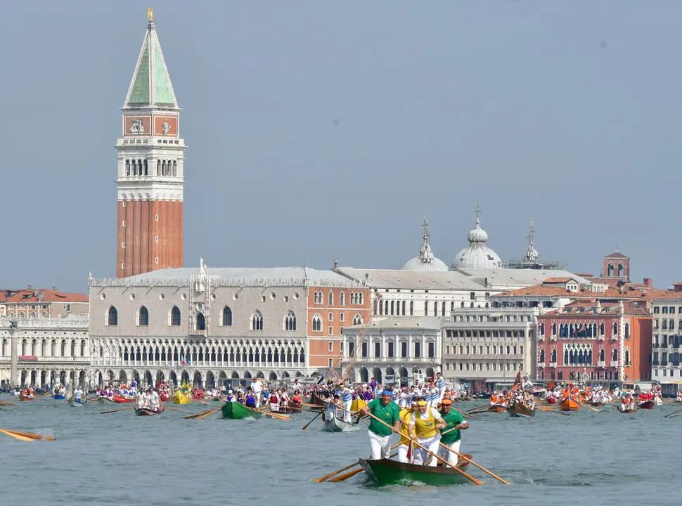 23 May 2021, Italy, Venice: People row boats at the Venetian laguna during the annual non-competetive rowing event "Vogalonga", which marks the 1600th anniversary of the founding of Venice. Photo: Tagliaspietra/Masini/LaPresse via ZUMA Press/dpa