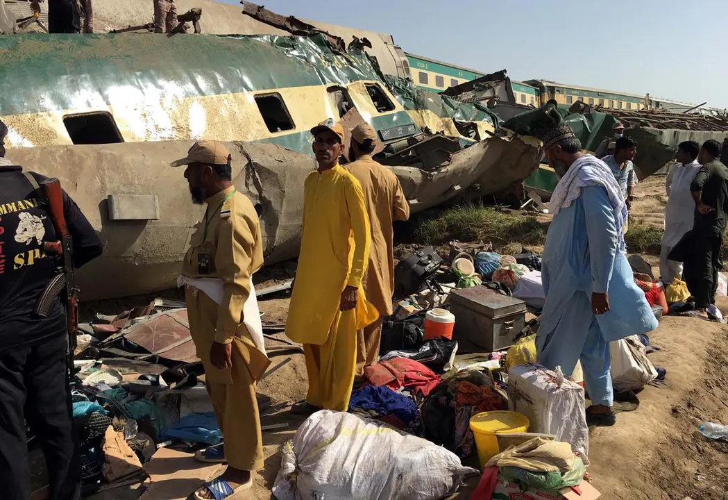 07 June 2021, Pakistan, Ghotki: Army officials and rescue workers gather at the site following a collision between two trains between the Raiti and Obaro railway stations. At least 41 people are dead and more than 100 wounded, the state-owned railway said. Photo: -/PPI via ZUMA Wire/dpa