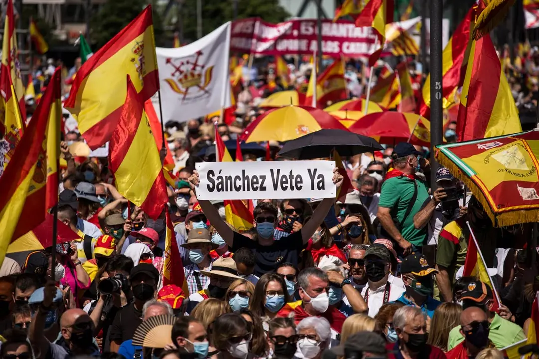 13 June 2021, Spain, Madrid: A man holds up a sign reading "Sanchez go now" during a demonstration against the Spanish government, which plans to issue pardons for imprisoned Catalan separatists. Photo: Alejandro Martínez Vélez/EUROPA PRESS/dpa