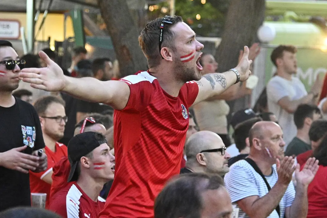 17 June 2021, Austria, Vienna: Fans watch the UEFA Euro 2020 Group C soccer match between Netherlands and Austria during a public viewing of the match at the Prater amusement park. Photo: Hans Punz/APA/dpa