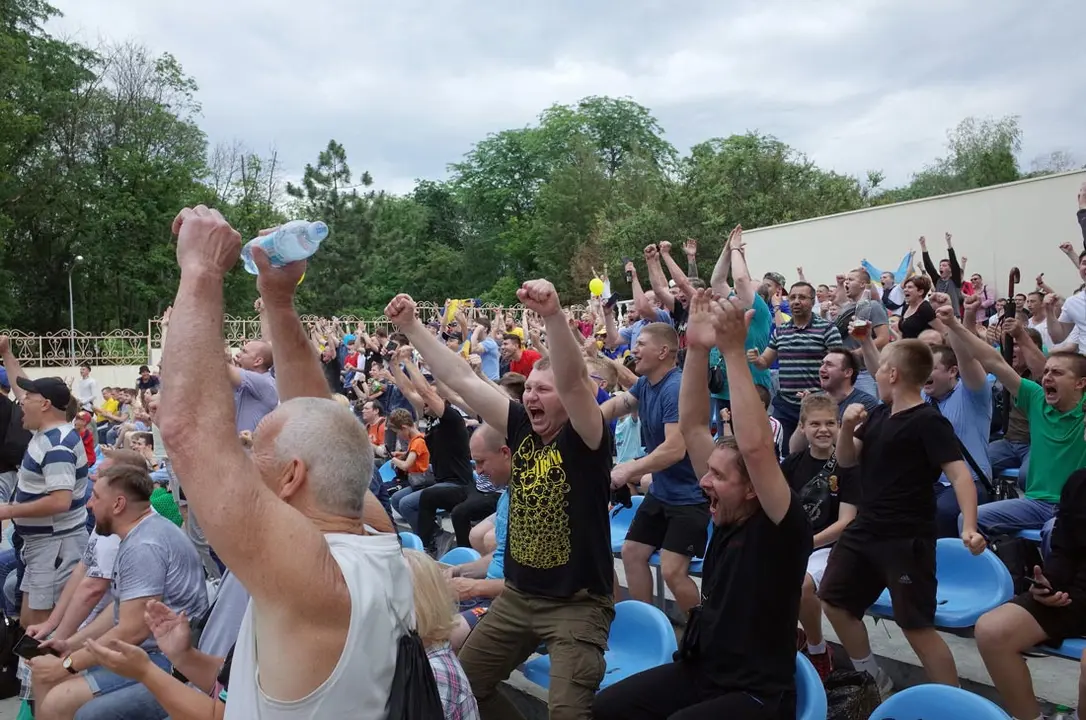 17 June 2021, Ukraine, Kramatorsk: Ukraine fans watch the UEFA Euro 2020 Group C soccer match between Ukraine and North Macedonia during a public viewing of the match. Photo: Andriy Andriyenko/SOPA Images via ZUMA Wire/dpa