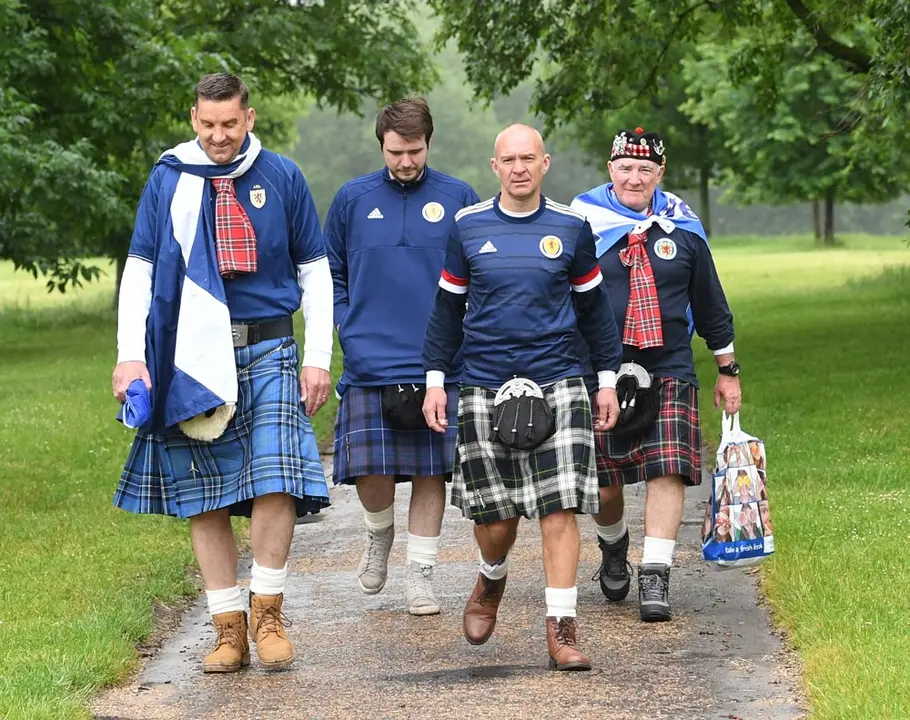 18 June 2021, United Kingdom, London: Scottish fans walk through Hyde Park in central London, ahead of the UEFA EURO 2020 Group D match between England and Scotland at Wembley Stadium. Photo: Stefan Rousseau/PA Wire/dpa