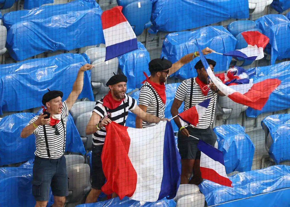 15 June 2021, Bavaria, Munich: Fans cheer in the stands before the start of the UEFA EURO 2020 Group F soccer match between France and Germany at the Allianz Arena. Photo: Christian Charisius/dpa.