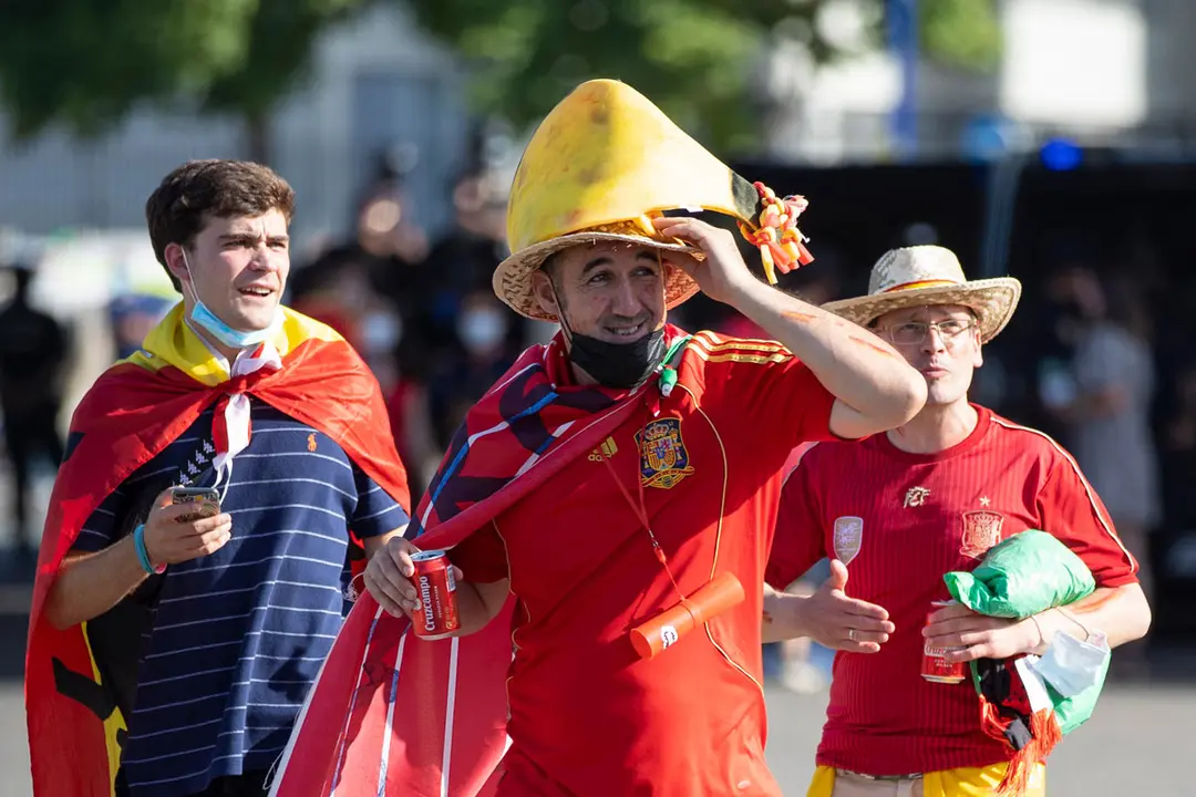 14 June 2021, Spain, Seville: Fans are seen before the start of the UEFA EURO 2020 Group E soccer match between Spain and Sweden at La Cartuja Stadium. Photo: Jose Luis Contreras/DAX via ZUMA Wire/dpa
