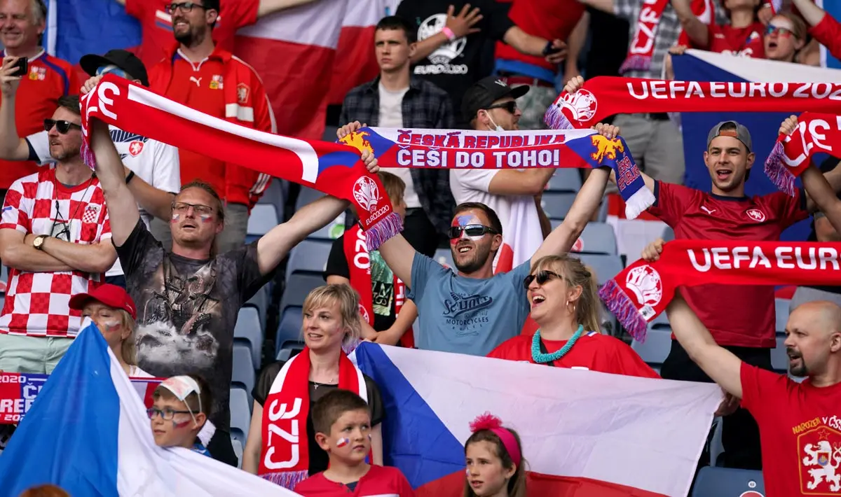 18 June 2021, United Kingdom, Glasgow: Fans cheer in the stands during the UEFA EURO 2020 Group D soccer match between Croatia and Czech Republic at Hampden Park. Photo: Andrew Milligan/PA Wire/dpa